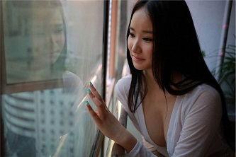 纹身网红女孩吃瓜图片高清