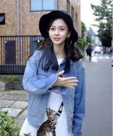 网红小九酱怀孕大肚子吃瓜,孕期生活趣味十足